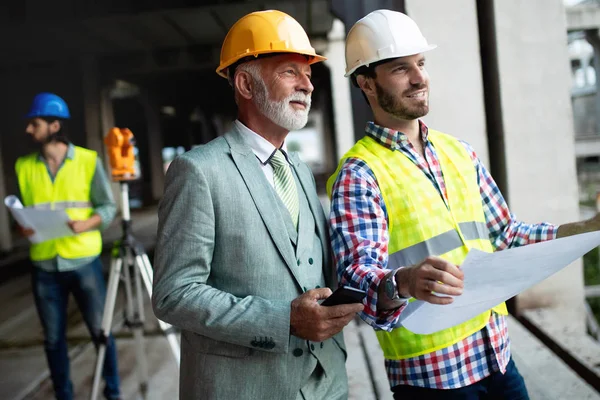 Ingenjör Och Byggplatschef Som Arbetar Med Ritningar Och Planer — Stockfoto