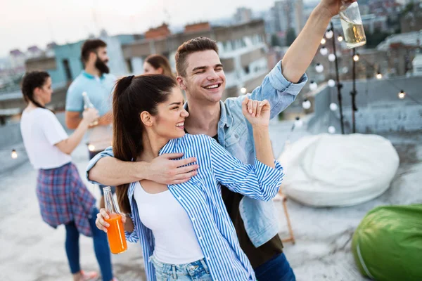 快乐的朋友们在屋顶上举行聚会 城市生活方式和友谊概念 — 图库照片