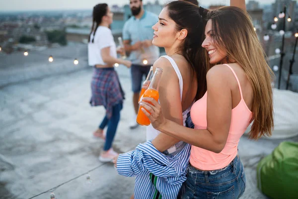 Heureuses Jeunes Filles Qui Amusent Fête Sur Toit — Photo