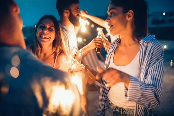 Fritids Fest Och Människor Koncept Glada Vänner Med Drycker Som — Stockfoto