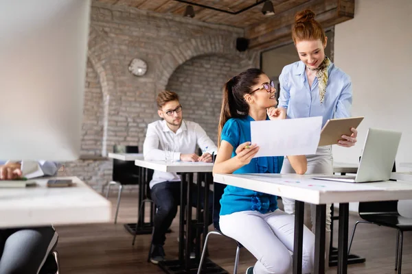 Succesvolle Gelukkige Groep Studenten Die Software Engineering Business Leren Tijdens — Stockfoto