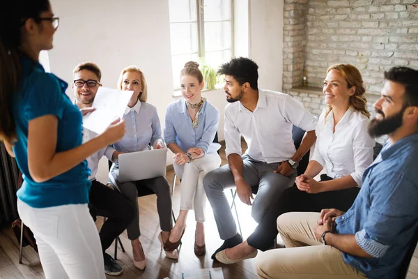 Equipe Negócios Inicialização Reunião Escritório Moderno Brainstorming Interior Computador Trabalho — Fotografia de Stock