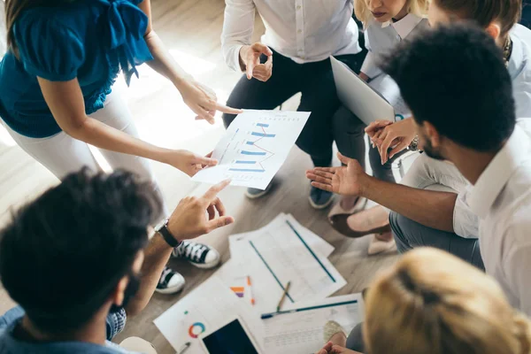 Erfolgreiche Glückliche Studentengruppe Die Während Der Präsentation Software Engineering Und — Stockfoto