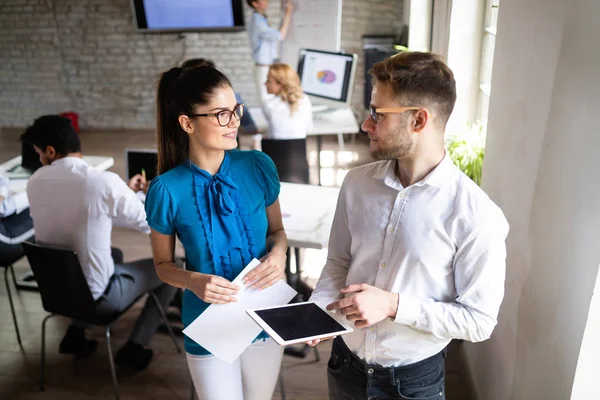 Succesvolle Gelukkige Groep Studenten Die Software Engineering Business Leren Tijdens — Stockfoto