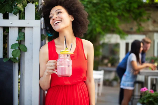 Junge Afrikanerin Genießt Gesunden Vegetarischen Smoothie Zur Gewichtsabnahme Und Entgiftung — Stockfoto