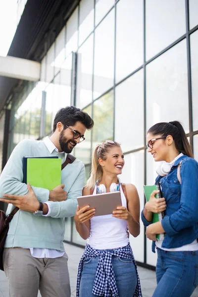 Glückliche Junge Universitätsstudenten Die Mit Büchern Der Universität Studieren Gruppe — Stockfoto