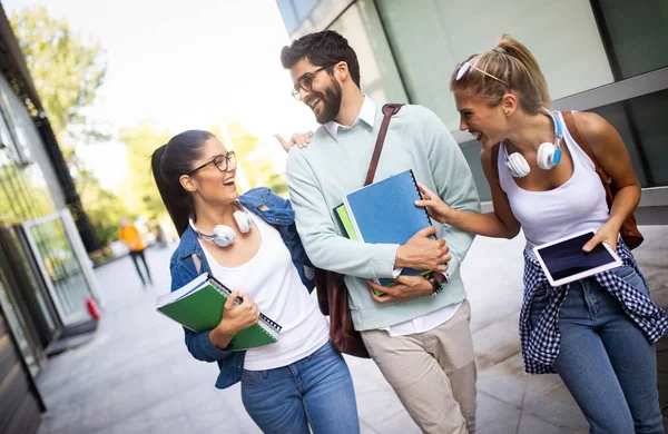 Gelukkige Jonge Universiteitsstudenten Studeren Met Boeken Aan Universiteit Groep Mensen — Stockfoto