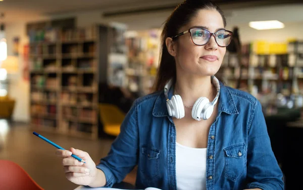 Porträt Einer Jungen Schönen Lächelnden Gelegenheitsfrau Die Arbeitet Oder Studiert — Stockfoto