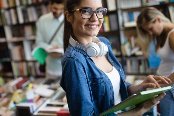 Glad Grupp Vänner Som Studerar Tillsammans Universitets Området — Stockfoto