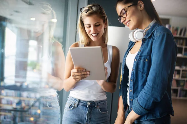 Glad Grupp Vänner Som Studerar Tillsammans Universitets Området — Stockfoto