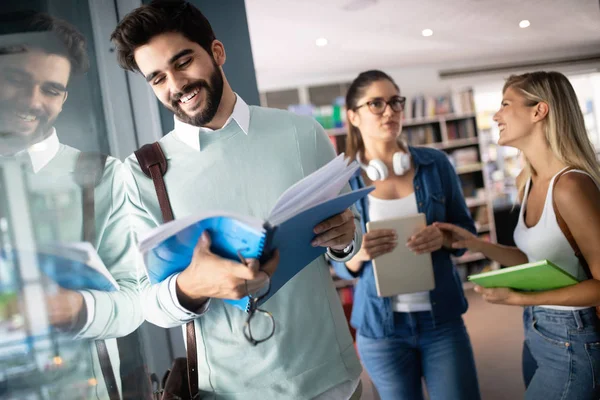 Szczęśliwych Młodych Studentów Studiów Książek Uniwersytecie Grupa Ludzi Kolegium — Zdjęcie stockowe