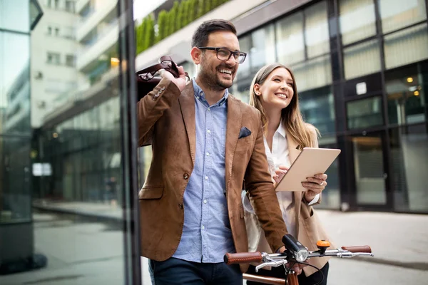 Happy Office Woman Business Man Couple Enjoying Break While Talking — Stock Photo, Image