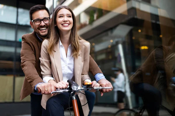 Glückliche Bürofrau Mit Geschäftsmann Paar Genießt Pause Beim Flirten Freien — Stockfoto