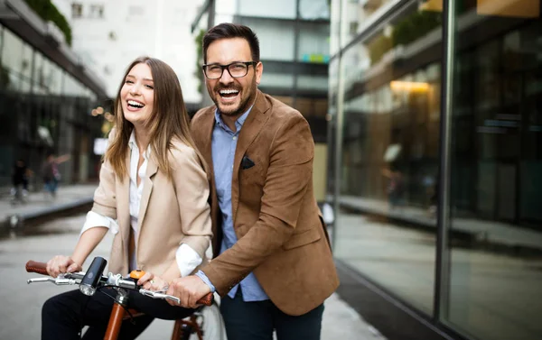 Glückliches Lustiges Junges Paar Das Fahrrad Fährt Liebe Beziehung Romantik — Stockfoto