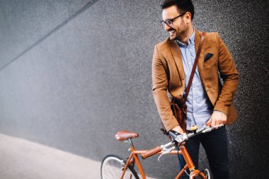 İş adamı sabah işe bisikletle gidiyor. Ofise giden yol.