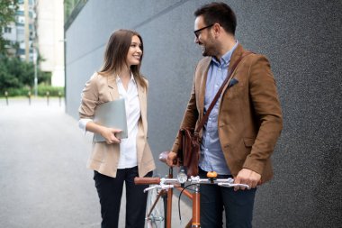 Sokakta yürürken mutlu meslektaşları konuşan ve gülümsüyor çift