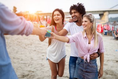 Yaz tatilleri, tatil ve insan konsepti. Sahilde eğlenmek grup arkadaş.