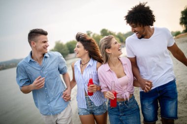 Plajda kokteyl ile asılı arkadaş grubu. Tatil konsepti