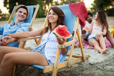 Mutlu insanlar yaz tatillerinde eğleniyorlar. Arkadaşlar, tatil, yaz konsepti