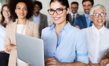 Başarılı şirket modern ofis mutlu işçiler ile