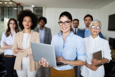 Bir yazılım geliştirme şirketinde çalışan programcılar. Personel portresi konsepti