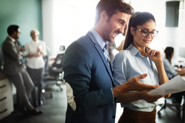 Modern ofiste başarılı bir iş adamı grubu