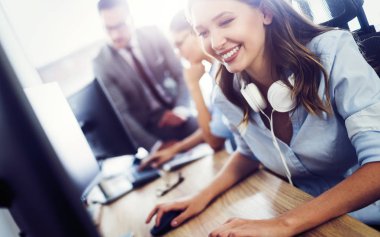 Ofisteki insanlardan oluşan başarılı bir iş grubu.