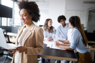 Sunum sırasında konferans salonunda iş arkadaşları