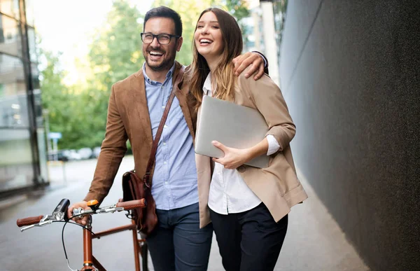 快乐的年轻商业经理夫妇拥抱在街上 — 图库照片