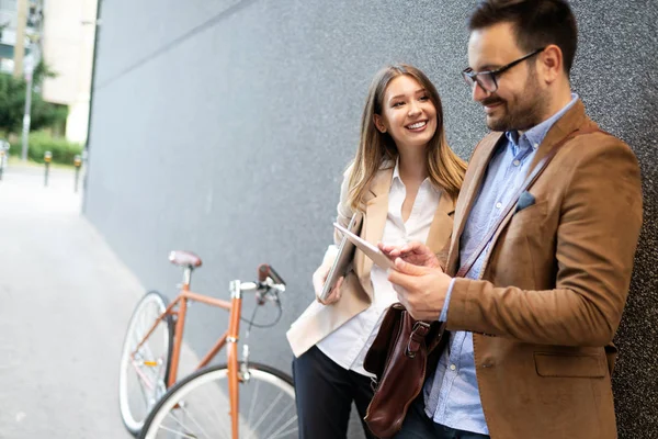 Heureuse Femme Bureau Avec Couple Hommes Affaires Profitant Pause Tout — Photo