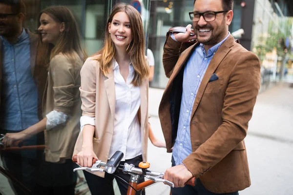 Pessoas Negócios Felizes Discutindo Sorrindo Enquanto Caminham Juntas Livre — Fotografia de Stock
