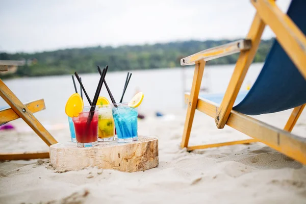 Zomer Dranken Met Vervagen Strand Achtergrond — Stockfoto