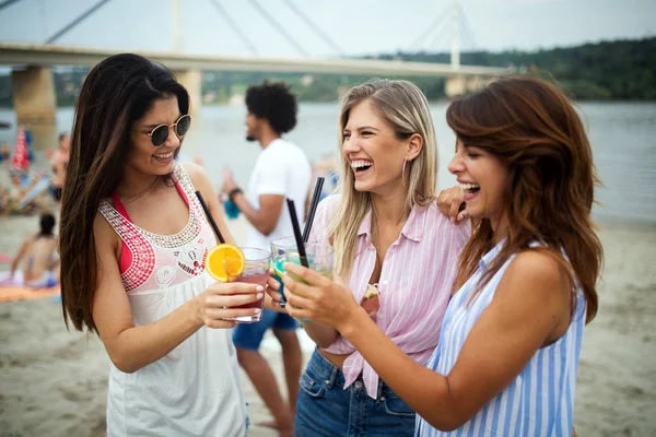 Grupp Vänner Umgås Med Cocktails Stranden Vacation Concept — Stockfoto