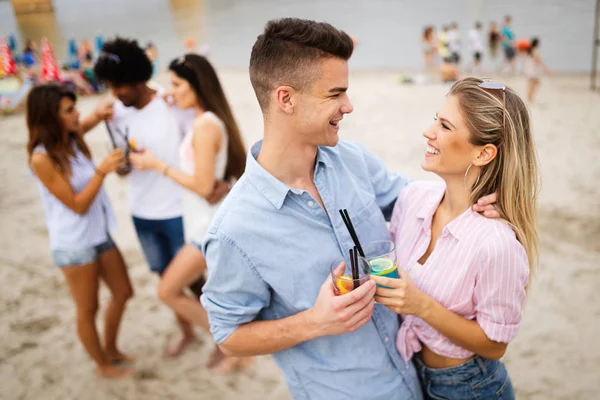 Grupp Unga Vänner Som Har Kul Stranden Sommar Helgdagar Semesterkoncept — Stockfoto