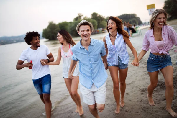 Retrato Jóvenes Amigos Emocionados Divirtiéndose Playa Grupo Multirracial Amigos Disfrutando — Foto de Stock