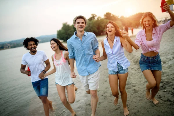 Grupo Amigos Pasando Rato Playa Concepto Vacaciones — Foto de Stock