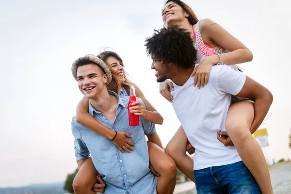 Grupo Amigos Disfrutando Vacaciones Playa Divirtiéndose — Foto de Stock