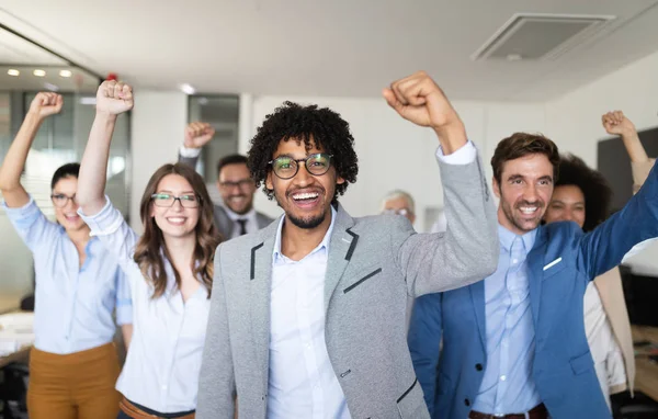 Kelompok Orang Bisnis Yang Sukses Senang Kantor — Stok Foto