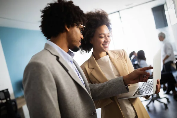 Erfolgreiche Gruppe Von Geschäftsleuten Bei Der Arbeit Modernen Büros — Stockfoto