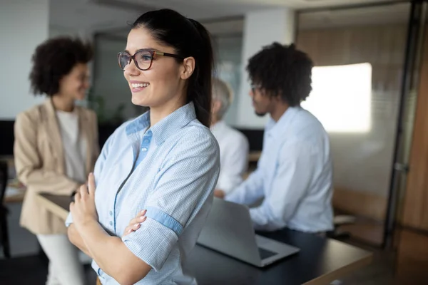 Grupp Framgångsrika Glada Affärsmän Jobbet — Stockfoto