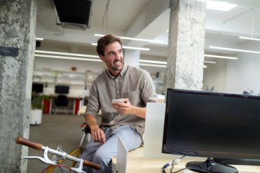 Mutlu iş insanlarla meşgul trendy ofis başarı elde