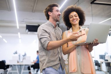 Bir yazılım geliştirme şirketinde çalışan programcılar