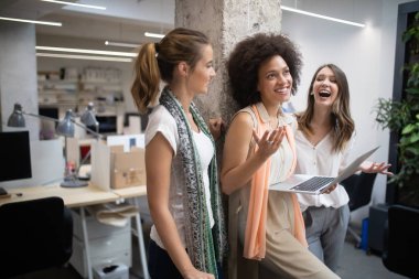 Ofiste tabletle çalışan genç siyahi kadın.