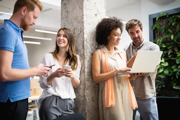 Groep Zakenmensen Werkt Samen Aan Project Modern Kantoor — Stockfoto