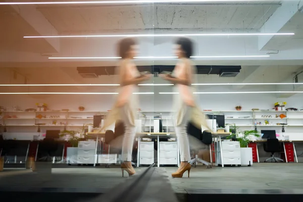 Mujer Negocios Profesional Movimiento Con Desenfoque Oficina Coworking Negocios —  Fotos de Stock