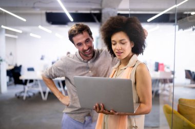 Modern bilişim şirketinde işbirliği yapan programcılar uygulama geliştiriyor