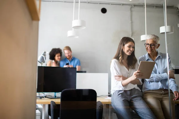 Creativi Uomini Affari Che Lavorano Progetto Aziendale Ufficio Moderno — Foto Stock