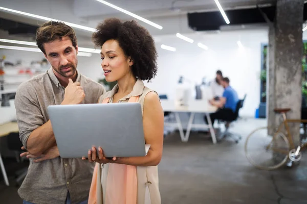 Bir yazılım geliştirme şirketinde çalışan programcılar