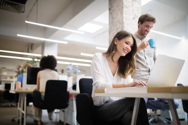 Vrolijke Collega Zakenmensen Kantoor Tijdens Bedrijfs Meeting — Stockfoto