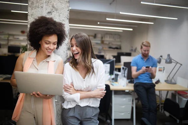 Kreativa Affärsmän Som Arbetar Med Affärsprojekt Moderna Kontor — Stockfoto